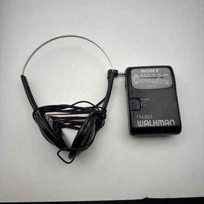 Sony SRF-39 AM/FM Walkman Radio Portátil de Mano con Clip para Cinturón Auriculares Funcionando Foto 1 de 4