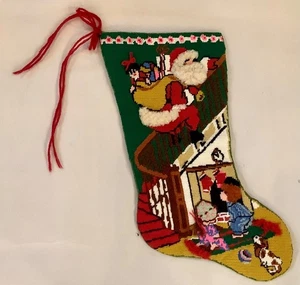 Medias de Navidad vintage hechas a mano a punta de aguja Papá Noel mirando niño - Imagen 1 de 4