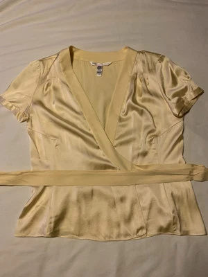 Blusa de mujer vintage Diane Von Furstenberg talla 10 amarilla envolvente de seda Foto 1 de 4