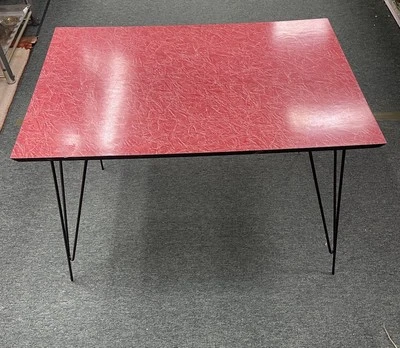 Mesa auxiliar/centro vintage modo mediados de siglo patas grandes acabado mármol fórmica rojo Foto 1 de 4