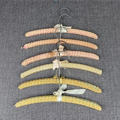 Perchas cubiertas vintage tejidas hechas a mano de metal y plástico Foto 1 de 4