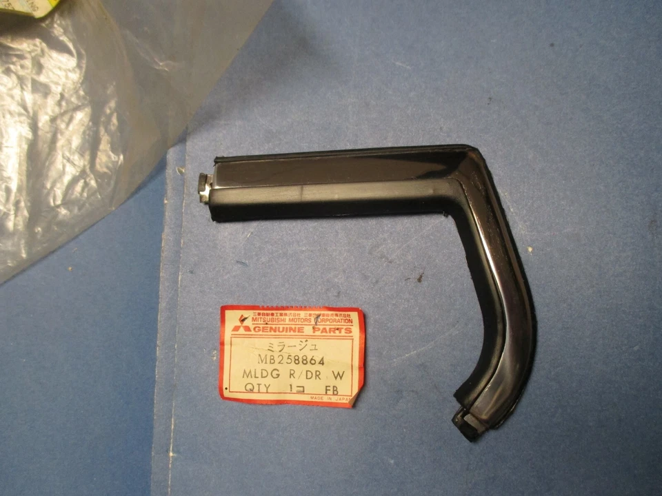 MOLDEO N.O.S. PARTE INFERIOR PUERTA TRASERA DERECHA 4 PUERTAS.DODGE COLT MODELOS AÑOS 80 MB25886 Foto 1 de 1