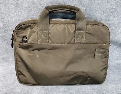 Bolso para portátil Incase Brújula Brief 13" con correa de hombro negra de nailon de vuelo u-11H Foto 1 de 4