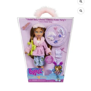Muñeca de Moda Yasmin Fiesta de Pijamas con 2 Juegos de Pijamas, Peluche y Accesorios - Imagen 1 de 3