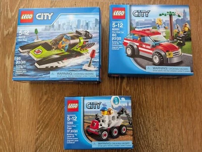 NUEVO Lote de 3 Juegos Pequeños LEGO City: Barco de Carreras, Coche Jefe de Bomberos, Coche Luna Espacial Foto 1 de 4