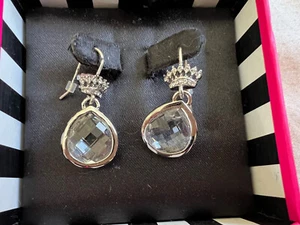 Neu im Karton Juicy Couture Silber klare Edelsteine Ohrhänger mit Strass Krone Einzelhandel 48 $ - Bild 1 von 2