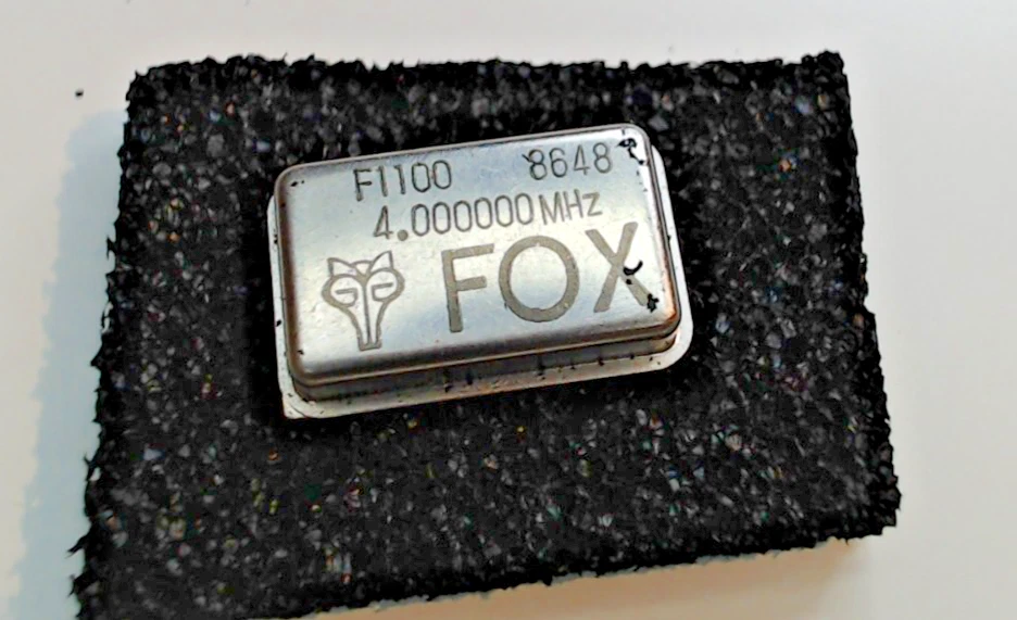 FOX F1100 4.000000 MHz Crystal Oscillator – HC-49, Vintage, NOS (1 pc) - Image 1 of 1