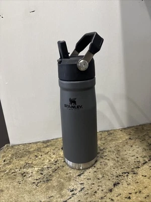 Botella de agua vaso de acero inoxidable con pajita abatible de flujo de hielo gris Stanley 22 oz Foto 1 de 4
