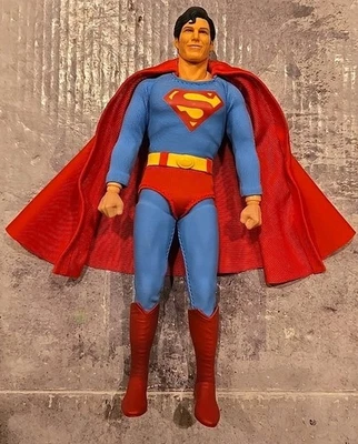 Mezco One:12 Superman 1978 Christopher Reeve Figura Capa con Cable Traje Botas Cabeza  Foto 1 de 3