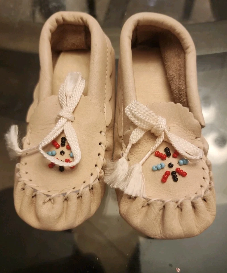 Mocasines de bebé estilo nativo hechos a mano - Zapatos infantiles de cuero con cuentas suela suave Foto 1 de 4