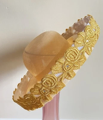 Sombrero derby iglesia iglesia paja natural Mr John New York Paris ala de encaje dorado para mujer Foto 1 de 4