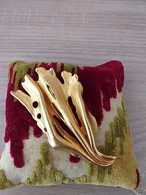 Broche Métal doré Signée Céline  T Saxe Paris - Photo 1/4