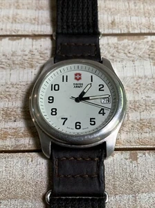 Vintage Swiss Military Date Uhr mit Mesh Lederband läuft super! Braucht Akku - Bild 1 von 16