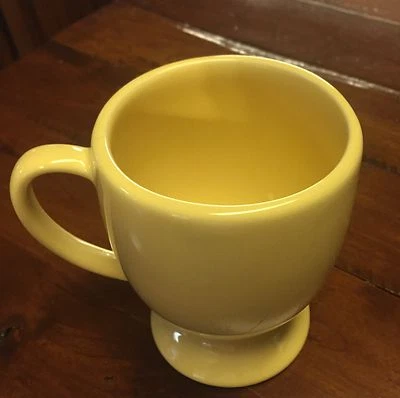 Southern Living at Home Hospitality Collection Pedestal Mug Yellow Gail Pitman - Imagem 1 de 4