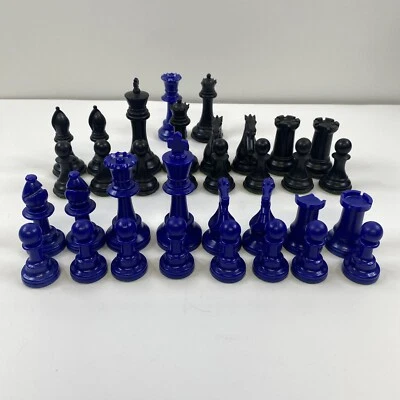 Juego de ajedrez de plástico piezas pesadas azul y negro con fondo de fieltro vintage Foto 1 de 4