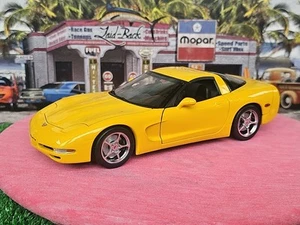 VINTAGE UT MODELS 1/18 2000 MILLENNIUM YELLOW CORVETTE COUPE BEAUTIFUL CAR 🚗 - Picture 1 of 24