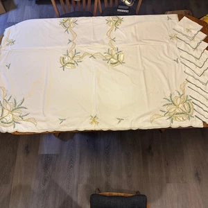 Mantel bordado campanas y lazos navideños con 12 servilletas, 112 X 61 - Imagen 1 de 5