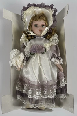 Muñeca de porcelana vintage coleccionable vestido blanco púrpura 12" sombrero bolsa soporte caja original Foto 1 de 4