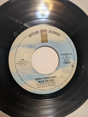 45 ~Linda Ronstadt: "Blue Bayou / Old Paint" 1977 Asylum (VG+) Foto 1 de 4