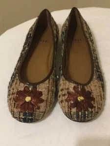 Nuevo Impo Marrón Tejido Plano con Borde de Cuero y Aplique de Flores Talla 10 - Imagen 1 de 5