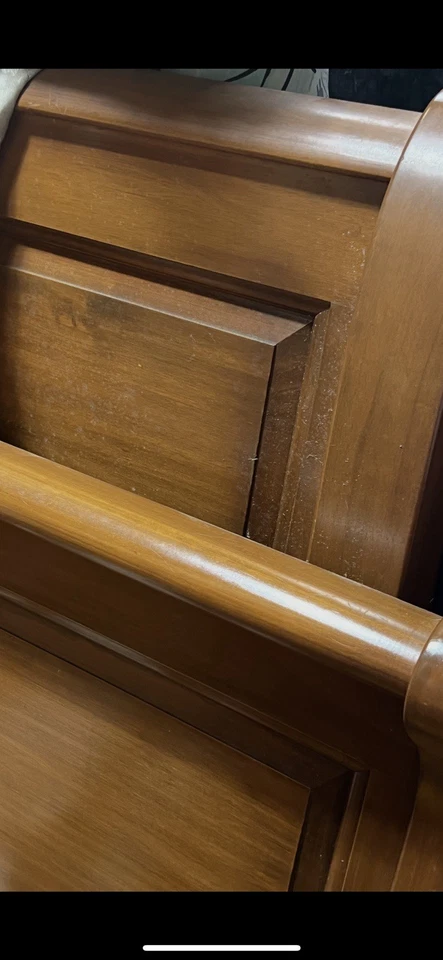 Sleigh Bed - Image 1 of 1