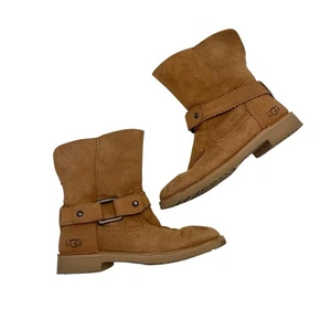 UGG Cedric Biker Suede Boots Women’s Sz 7 Chestnut Brown Leather Fashion Buckle - Foto 1 di 11