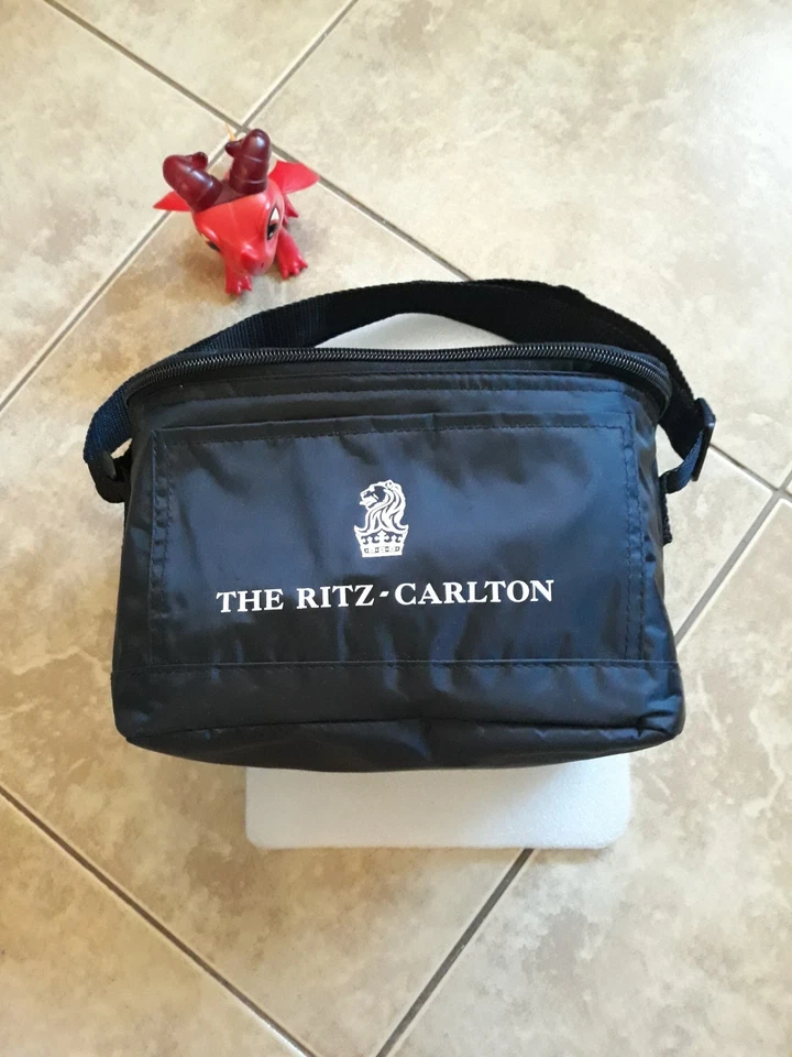 Fiambrera promocional de colección negra con logotipo de hotel Ritz-Carlton ---USADA EN EXCELENTE ESTADO--- Foto 1 de 4