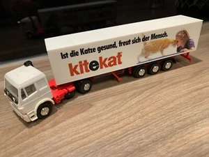 Herpa: Sattelzug Mercedes Benz, Kitekat, Truck 1:87, mit Besch., evtl. unvollst. - Bild 1 von 13