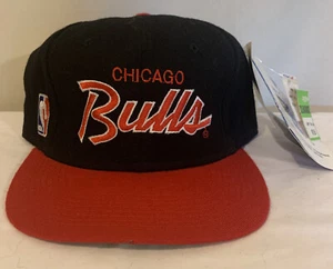 Vintage 90er Jahre Chicago Bulls Sport Spezialitäten Skript Druckknopflasche Mütze Kappe 2 Ton neu mit Etikett - Bild 1 von 9