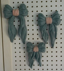 Vintage 1991 Set di 3 Fiocchi Homco Blu e Rosa Decorazione Appendiabiti da Parete Interno Casa - Foto 1 di 12