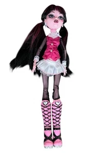 2021 Monster High Boo - Original Creeproduction Draculaura Puppe Pink Boots - Bild 1 von 7