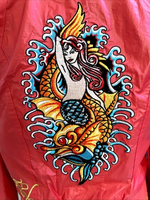 Chaqueta coral Ed Hardy para mujer con diseño de pez sirena y estrás cortavientos M Foto 1 de 4