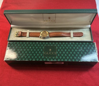 Reloj de Cuarzo Gucci Mondiale GMT 8200M Dos Tonos Hecho en Suiza - VER NOTAS Foto 1 de 4