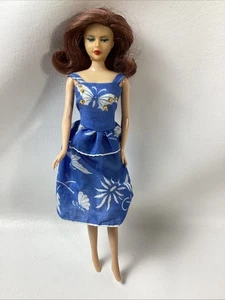Vintage Hankie Couture Fashion Doll BARBIE CAPELLI CASTANI VERNICE VISO RARA con vestito usato in ottime condizioni - Foto 1 di 12
