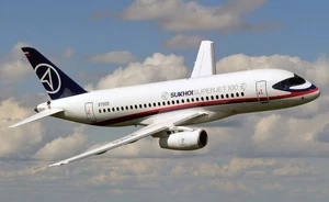 Sukhoi Superjet SSJ100 scrivania forno legno secco aereo nuovo modello grande scala 1/72 - Foto 1 di 10