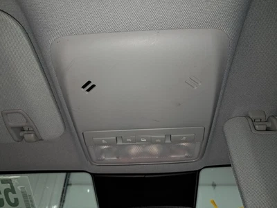 Consola central superior delantera usada se adapta a: Chevrolet Trax 2017 techo sin techo corredizo delantero Foto 1 de 4