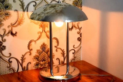 Lámpara de mesa modernista cromada con pantalla domo - Diseño retro de la era espacial Foto 1 de 4