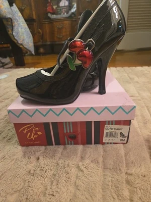 Salto alto feminino Pinup Couture couro envernizado preto tamanho 8 - Imagem 1 de 4