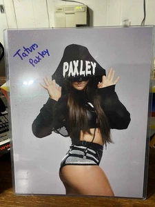 Foto autografiada de lucha libre profesional de Tatum Paxley sobre el hombro pose WWE NXT 8x10 - Imagen 1 de 1