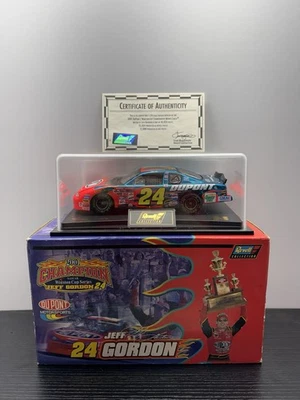 Jeff Gordon 2001 No24 NASCAR Winston Cup Champion масштаб 1:24 (Revell) в футляре - Изображение 1 из 4