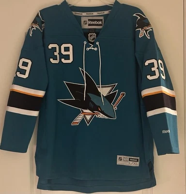 Camiseta Oficial NHL San Jose Sharks Logan Couture #39 Juvenil Grande/XL NHL Foto 1 de 4