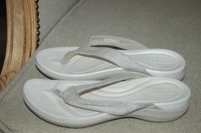 SANDALIA MUJER CROCS CAPRI 4 o 5 V PLATA LINO BEIGE BRILLANTE CUÑA CHANCLAS 6 Foto 1 de 4