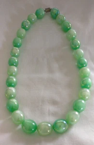 VTG 22" GREEN THERMOSET LUCITE MOONGLOW NECKLACE STERLING CLASP - Picture 1 of 5