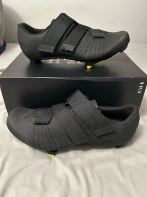 Sapatos de ciclismo Fizik Tempo R5 Powerstrap com alças, preto/preto, M44 MSRP $139,99 - Imagem 1 de 4