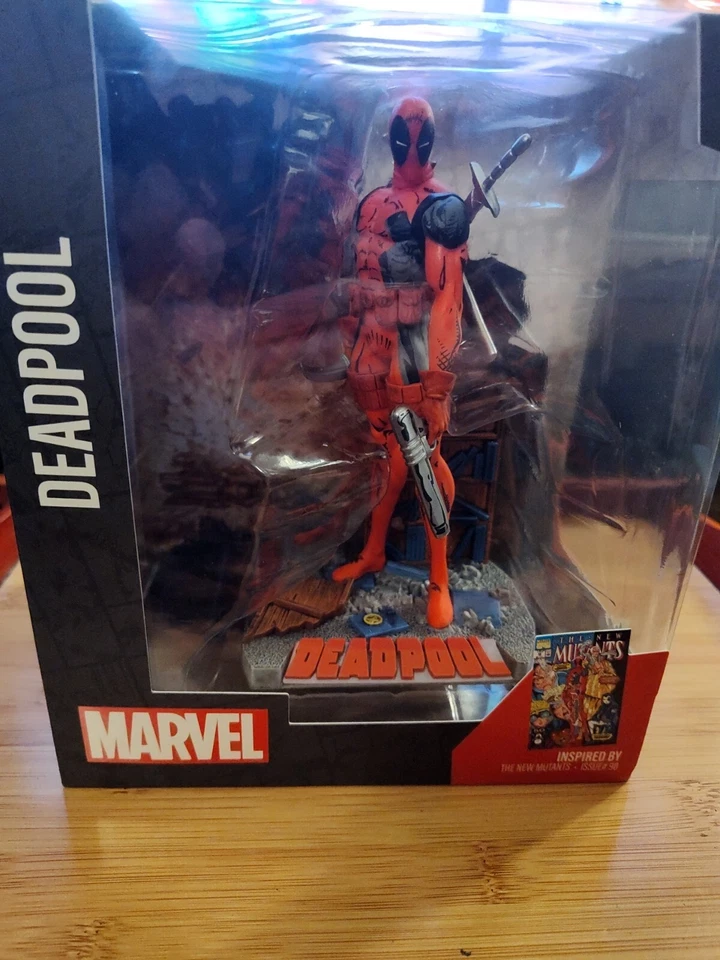 MCFARLANE TOYS Marvel Deadpool 1 10th Posed Figure W/ Scene 14766
