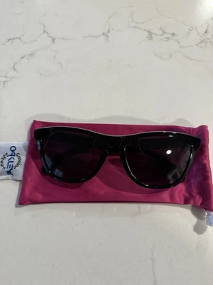 Gafas de sol Oakley Frogskins grises lentes para hombre - negras pulidas Foto 1 de 3