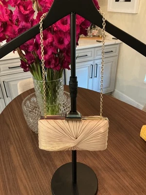 Bolso sin asas de noche de diseñador Sondra Roberts correa de cadena de satén champán Foto 1 de 4