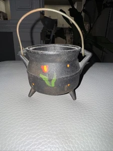 VTG WILTON CAST IRON MINI 3 LEGGED BEAN/CALDRON POT WITH METAL HANDLE 2'' HIGH(4 - Picture 1 of 1