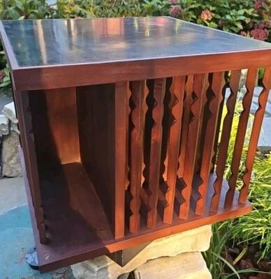 MCM EXCEPCIONAL Mesa de Acento Cubo Giratorio de Nogal Arthur Umanoff? 18,5x18,5x17,5 Foto 1 de 4