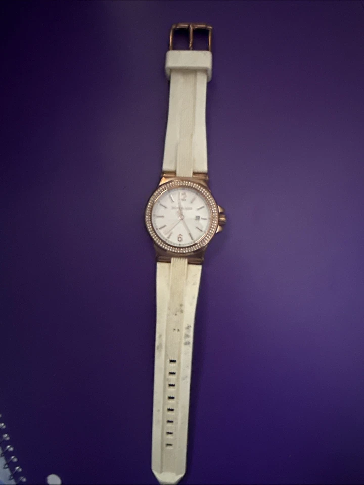 Reloj inteligente Michael Kors, dorado con accesorios y correas de reloj adicionales Foto 1 de 1